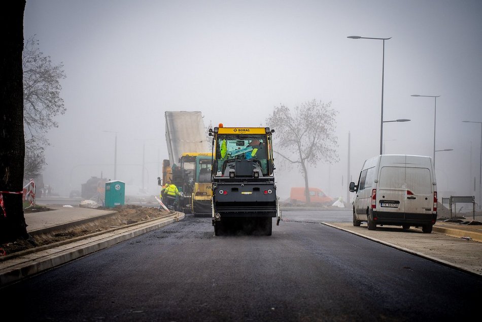 Łódź. Drogowcy układają nową nawierzchnię na Śmigłego-Rydza