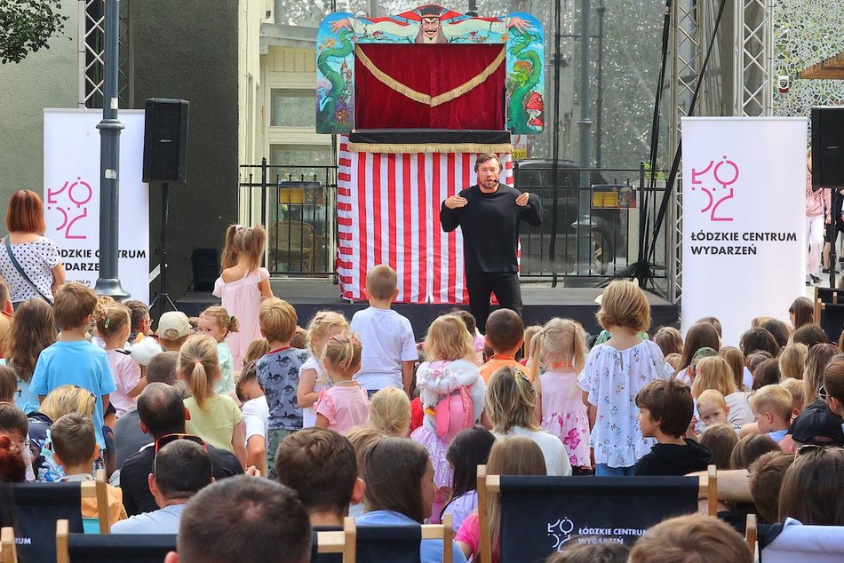 Łódź. Baśniowa Piotrkowska w Łodzi. Teatr Barnaby zachwycił najmłodszych widzów