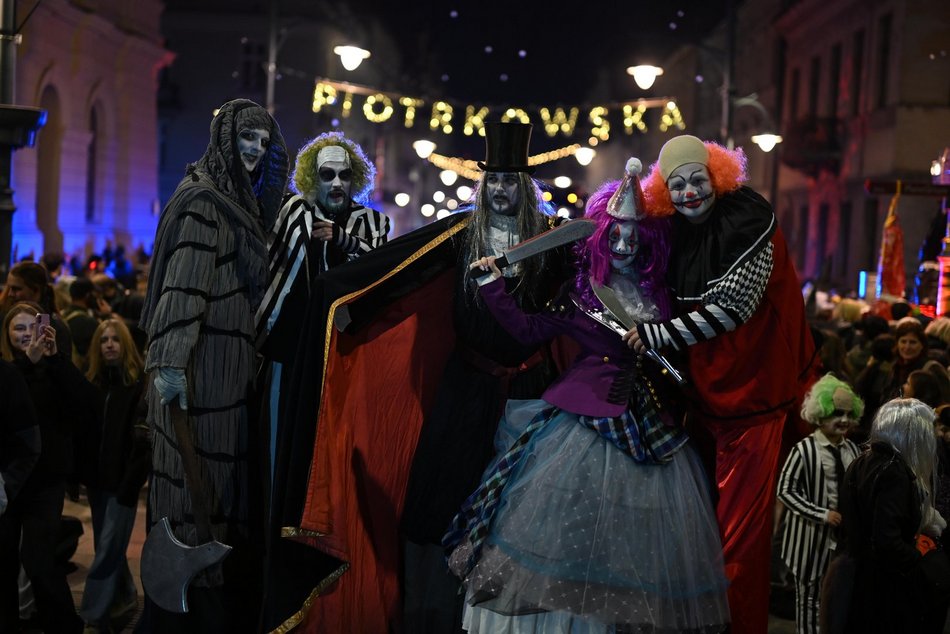 Łódź. Halloweenowa parada przeszła Piotrkowską w Łodzi. Tłumy duchów, czarownic i zombie!