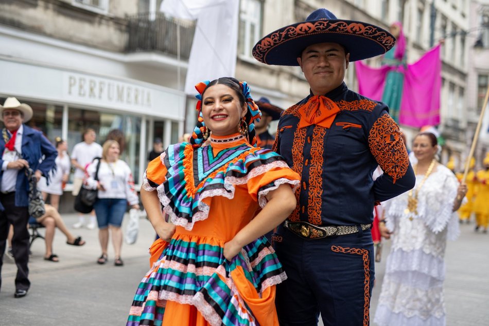 ludzie w strojach folkowych na ulicy