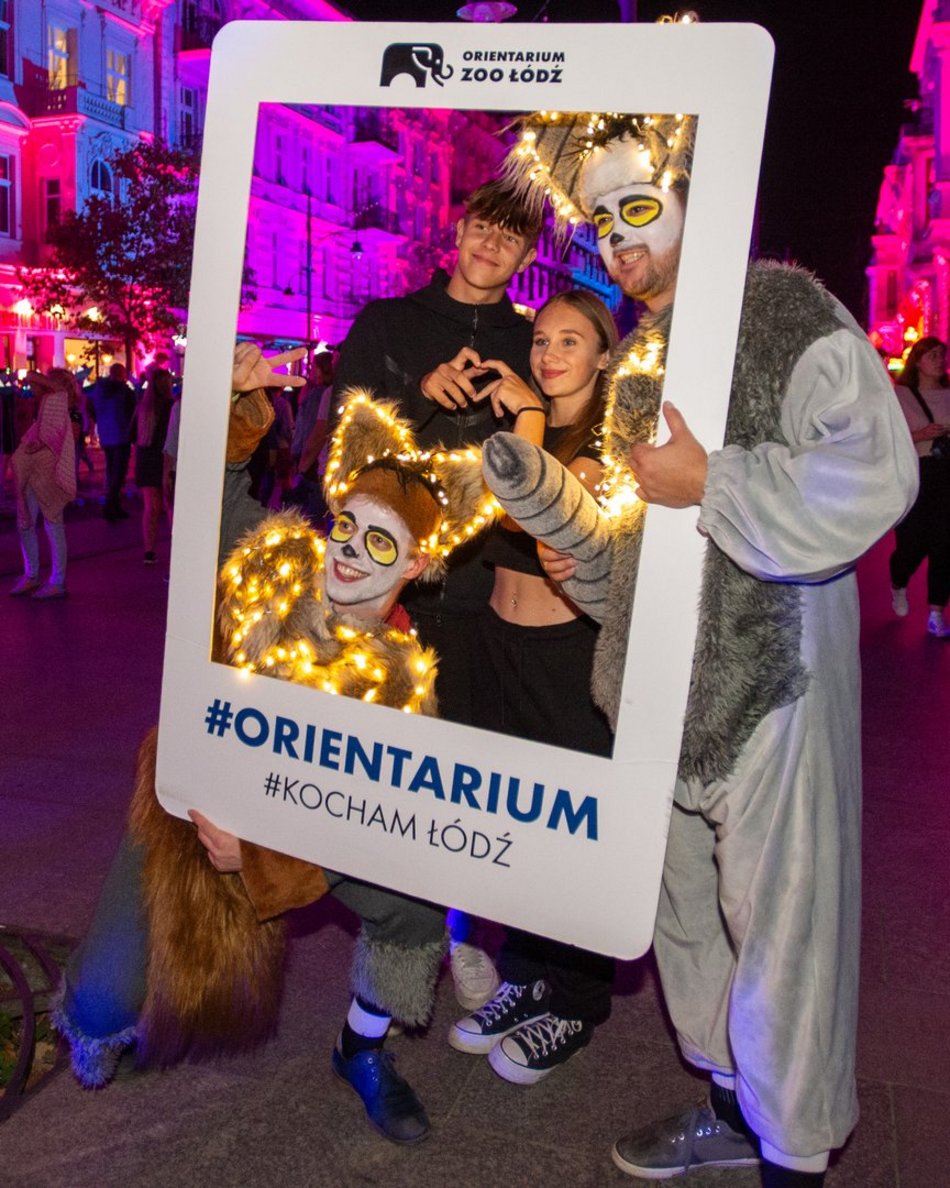 ludzie na festiwalu światła w Łodzi