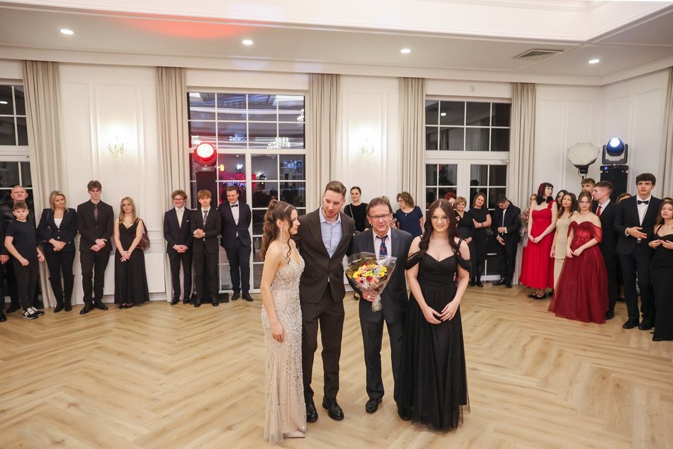 Łódź. Studniówka II LO w Łodzi. Wspaniali maturzyści świętowali w Pałacu Skotniki