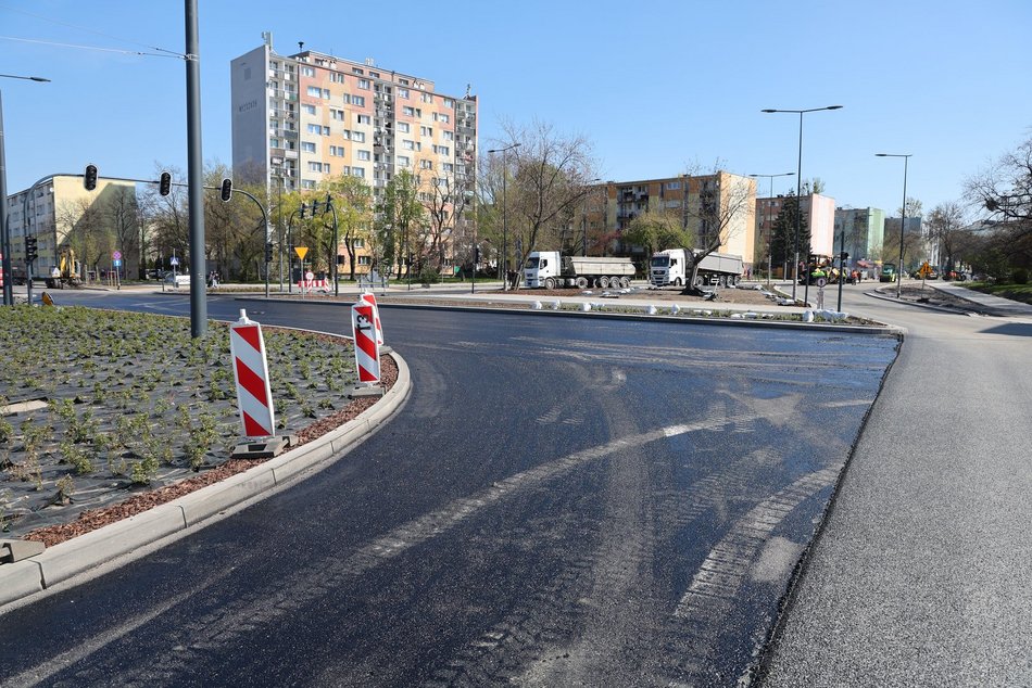 Łódź. Leją asfalt na Rondzie Broniewskiego w Łodzi! Remont Śmigłego-Rydza i Niższej zbliża się do końca!