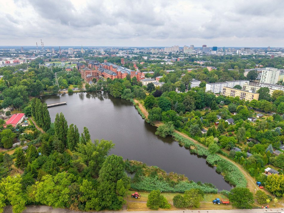 Łódź. Rewolucja przy Przędzalnianej w Łodzi. Zielona plaża, plac zabaw i pętla biegowa nad Jasieniem