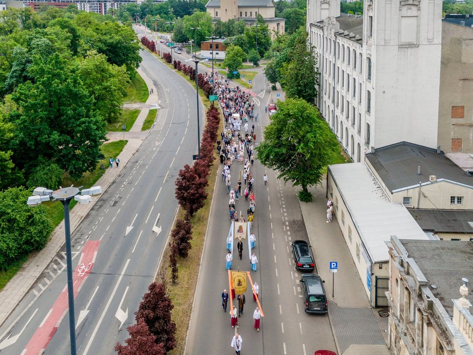 Łódź. Boże Ciało w Łodzi. Procesja z kościoła Matki Boskiej Zwycięskiej przeszła ulicami miasta