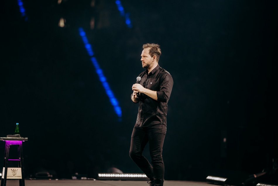 Rafał Pacześ wystąpił w Atlas Arenie. Salwy śmiechu wywołał program „Prokura Tour’a”