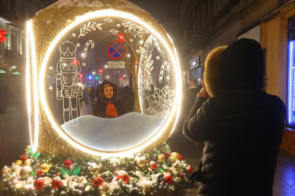 Iluminacje świąteczne w Łodzi. Zobacz najpiękniejsze ozdoby na Piotrkowskiej i placu Wolności