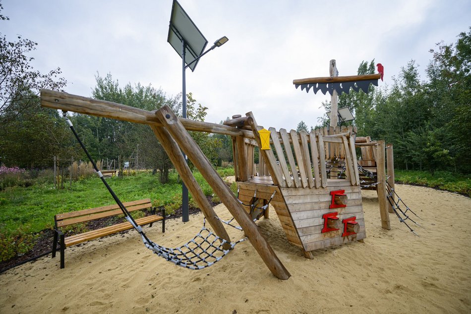 Odkryj nowy plac zabaw na Złotnie w Łodzi. Powstał w stylu naturalnych bawialni