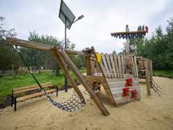 Odkryj nowy plac zabaw na Złotnie w Łodzi. Powstał w stylu naturalnych bawialni