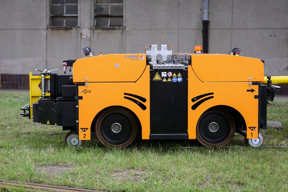 MPK Łódź ma nowy pojazd do zadań specjalnych! To ciągnik do przestawiania tramwajów
