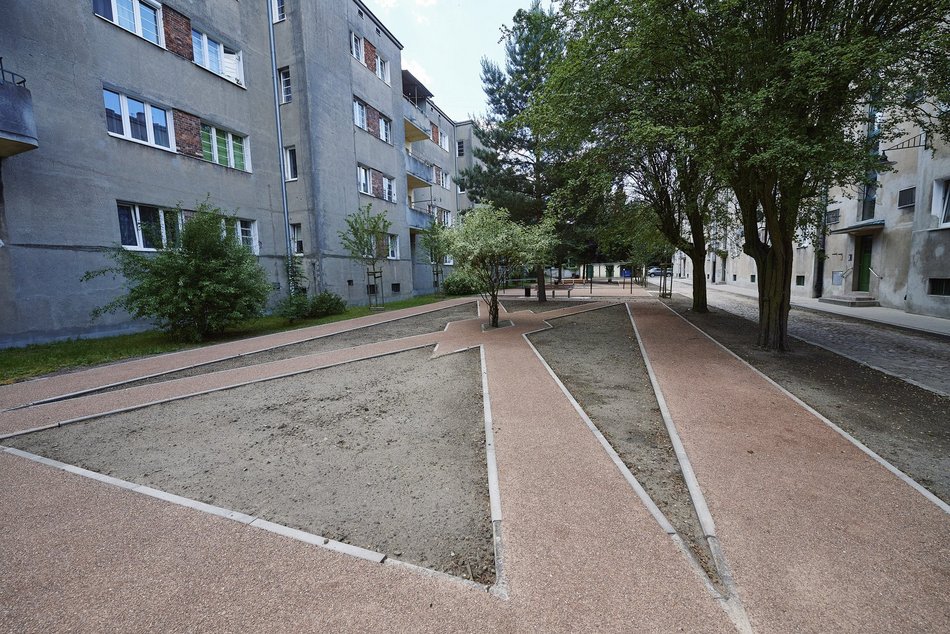 Osiedle Montwiłła-Mireckiego w Łodzi po rewitalizacji - na zdjęciu jedno z podwórek.