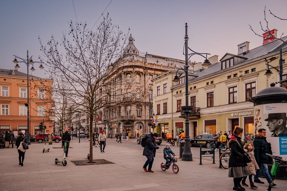 miasto po zmroku