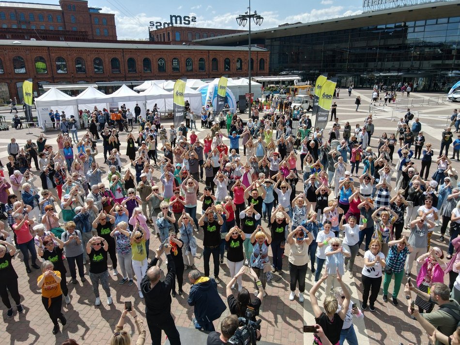 seniorzy tańczą zumbę