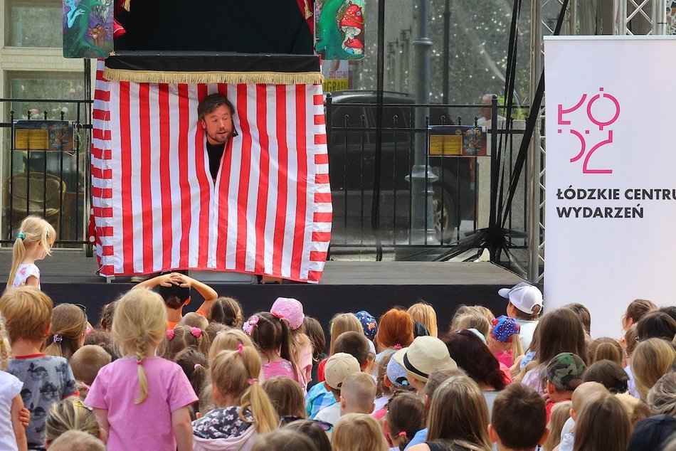 Łódź. Baśniowa Piotrkowska w Łodzi. Teatr Barnaby zachwycił najmłodszych widzów