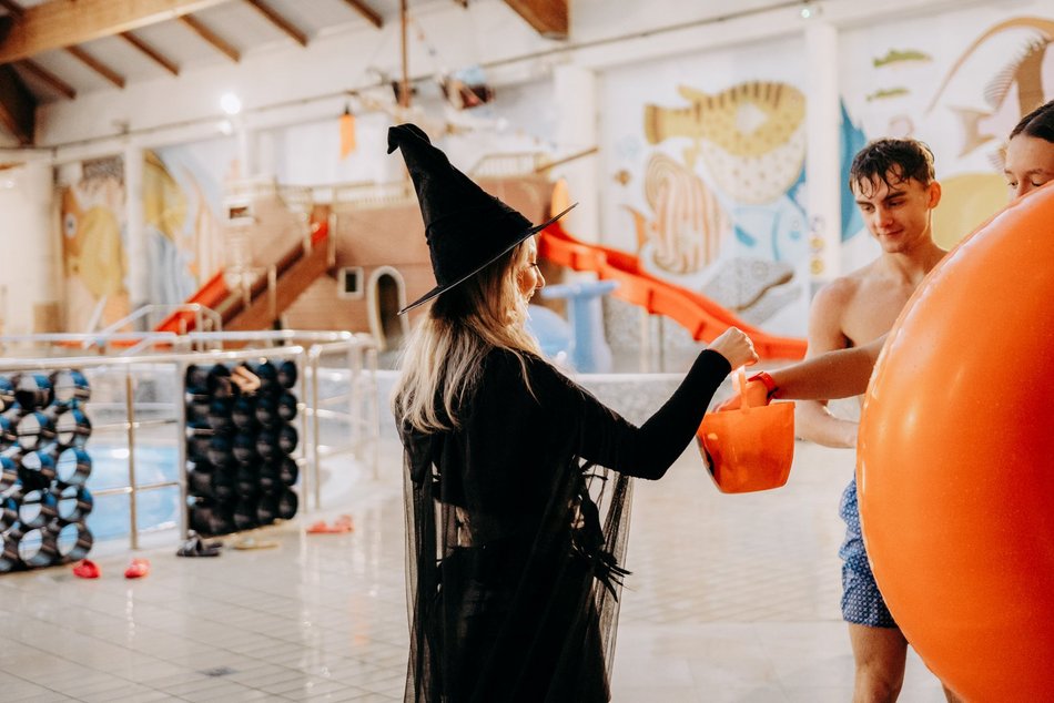 Łódź. Halloween w Aquaparku Fala. Upiorna muzyka, niespodzianki i pływający kościotrup!