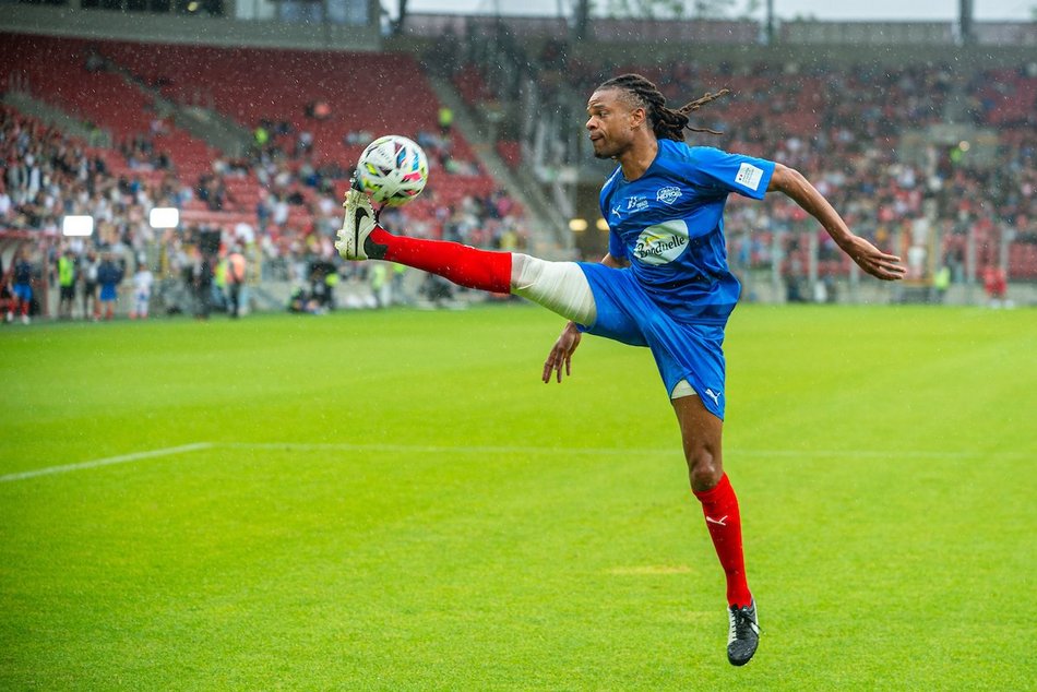 Łódź. Mecz Gwiazd w Łodzi. Na murawie Boniek, Krzynówek, Krychowiak