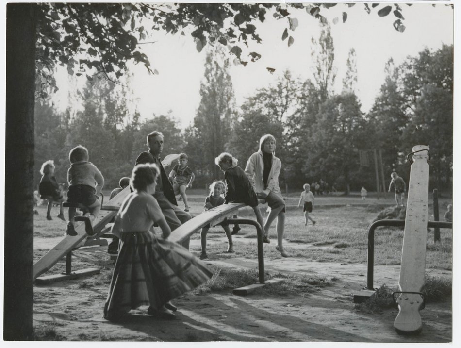 Fotografia przedstawia plac zabaw, prawdopodobnie w parku 3 Maja