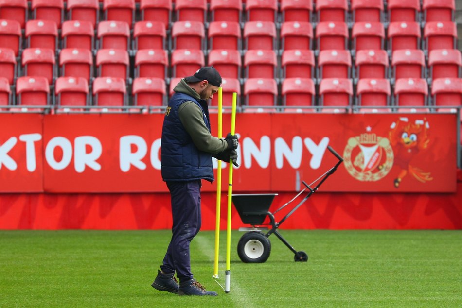 Łódź. Zima na stadionach w Łodzi. Jak MAKiS dba o murawy przy al. Piłsudskiego i al. Unii?
