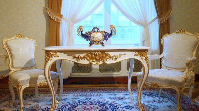 Unikatowe meble ponownie w Muzeum Miasta Łodzi. Na tych krzesłach mógł siedzieć sam Poznański!