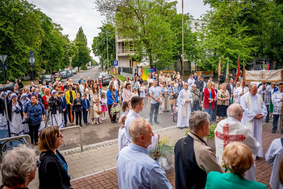 Łódź. Boże Ciało w Łodzi. Procesja z kościoła Matki Boskiej Zwycięskiej przeszła ulicami miasta