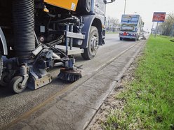 Łódź. Wiosenne sprzątanie Łodzi. Prace m.in. na Aleksandrowskiej, Tatrzańskiej i Kasprzaka