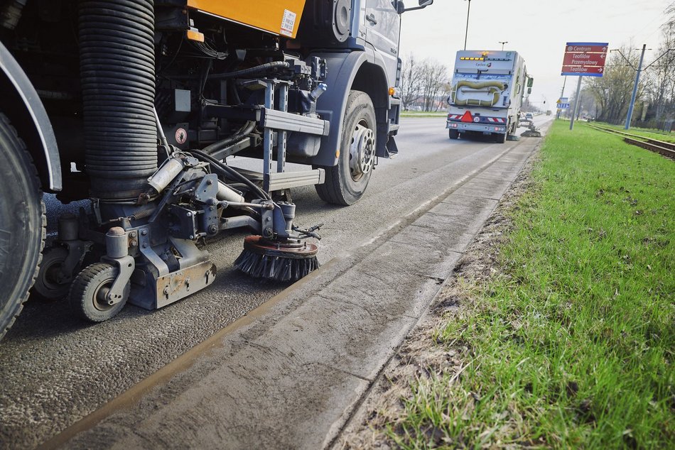 Łódź. Wiosenne sprzątanie Łodzi. Prace m.in. na Aleksandrowskiej, Tatrzańskiej i Kasprzaka