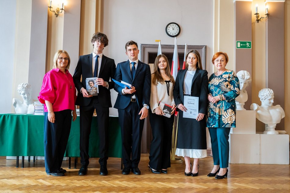 Łódź. Zakończenie roku szkolnego w III Liceum Ogólnokształcącym w Łodzi