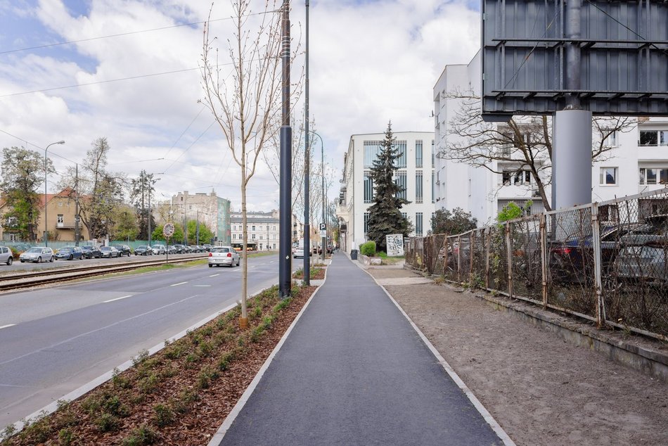 Łódź. Żeromskiego w Łodzi po remoncie. Chodniki bez aut, nowe parkingi i dużo zieleni