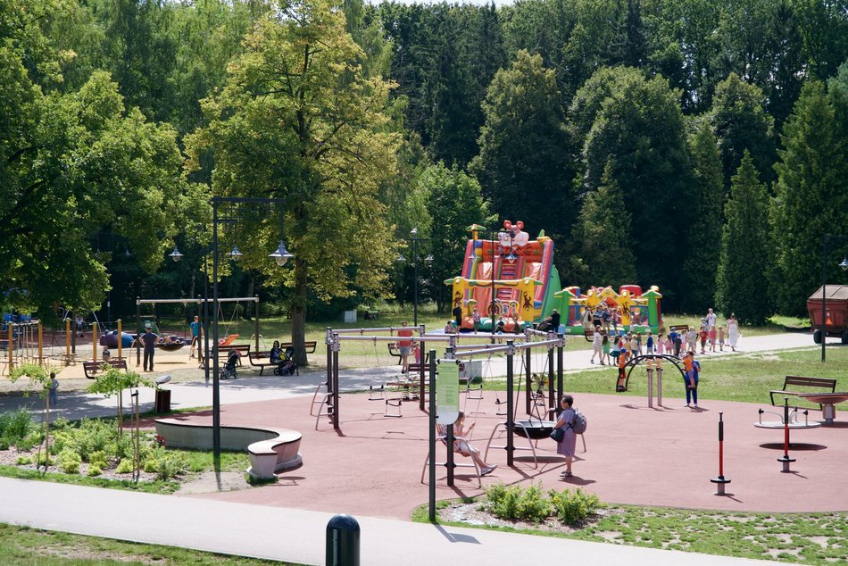 Wodne kurtyny i nowe huśtawki na największym placu zabaw w Łodzi