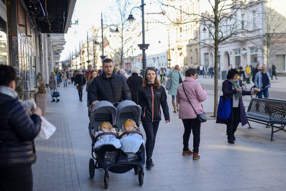 Spacerowicze na ul. Piotrkowskiej w Łodzi