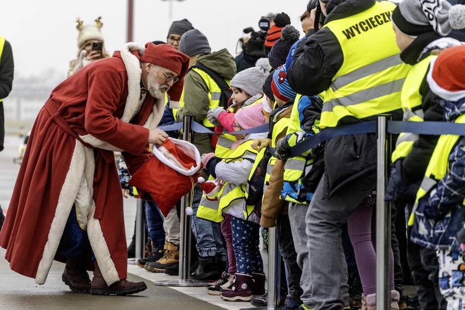 Święty Mikołaj wylądował na lotnisku w Łodzi
