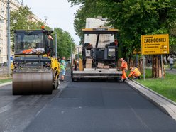 Układanie asfaltu na ul. Zachodniej