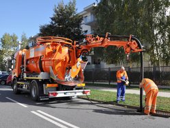 samochód do czyszczenia studzienek w trakcie pracy