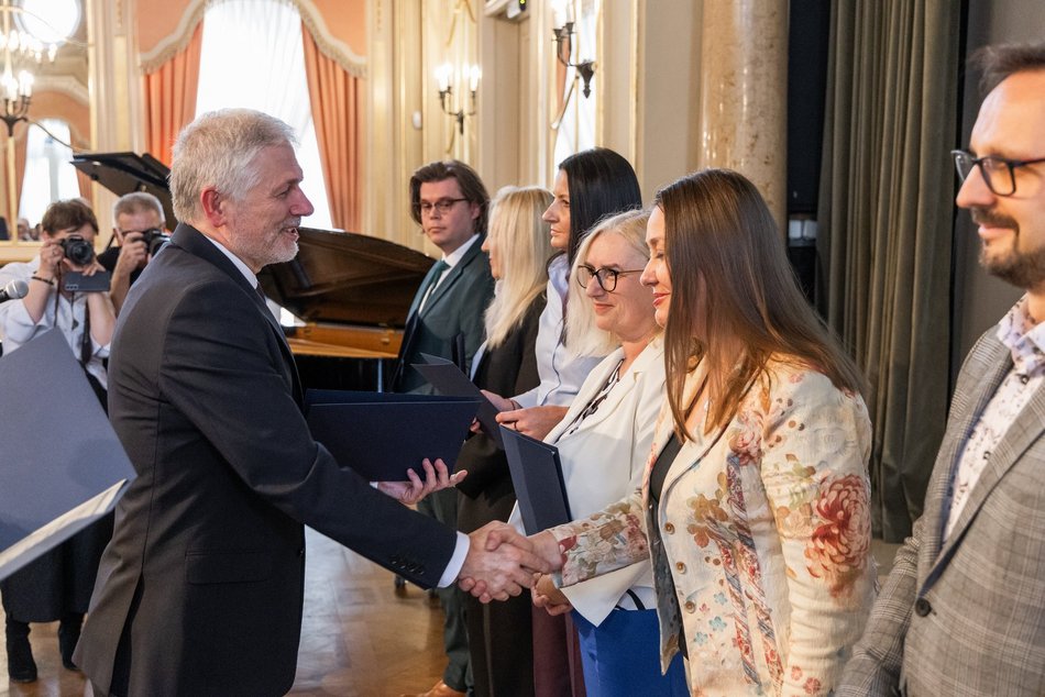 Łódź. Stypendia dla wybitnych uczniów z Łodzi i regionu przyznane. Nagrodzeni także nauczyciele