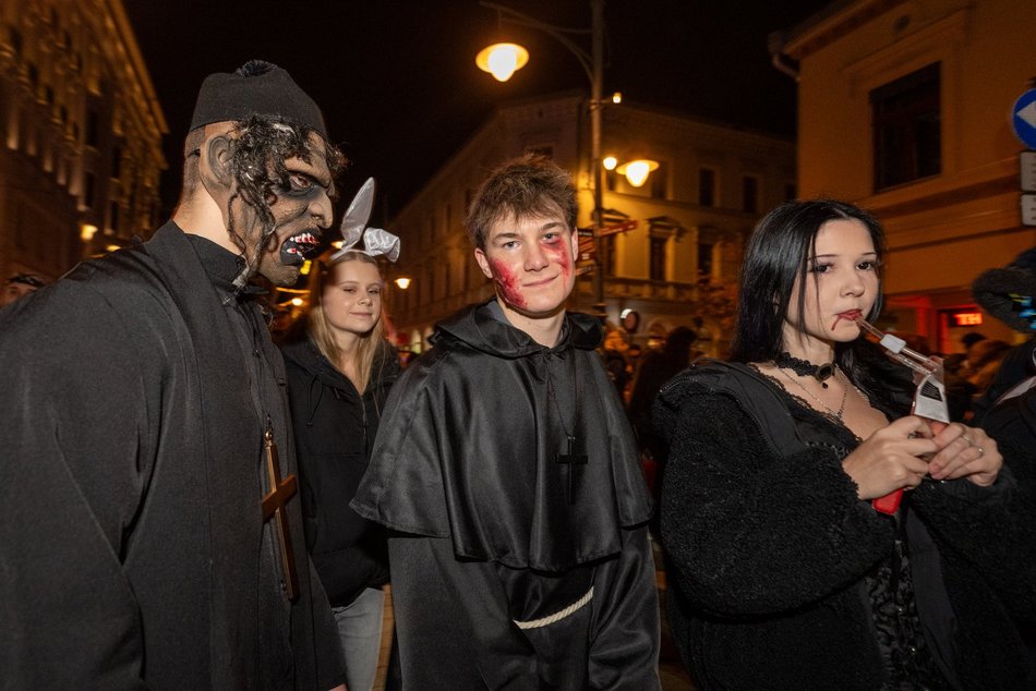 Łódź. Halloweenowa parada przeszła Piotrkowską w Łodzi. Tłumy duchów, czarownic i zombie!