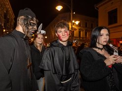 Łódź. Halloweenowa parada przeszła Piotrkowską w Łodzi. Tłumy duchów, czarownic i zombie!