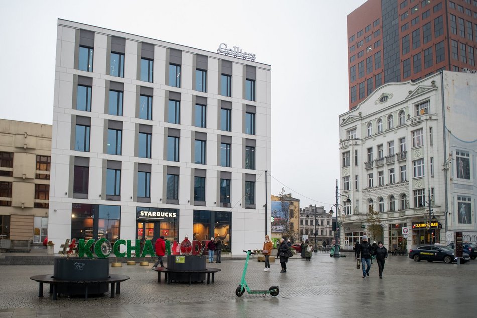 Zazieleni się przy Piotrkowskiej! Plac przy kawiarni Starbucks i hotelu Hilton zmieni się nie do poznania