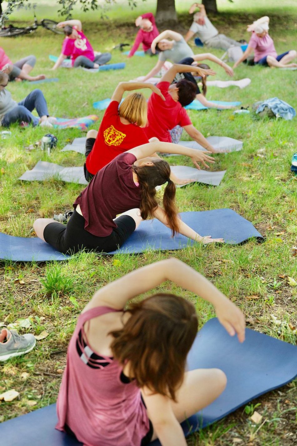 Łódź. Joga na świeżym powietrzu. Chętnych w parku Podolskim w Łodzi nie brakowało