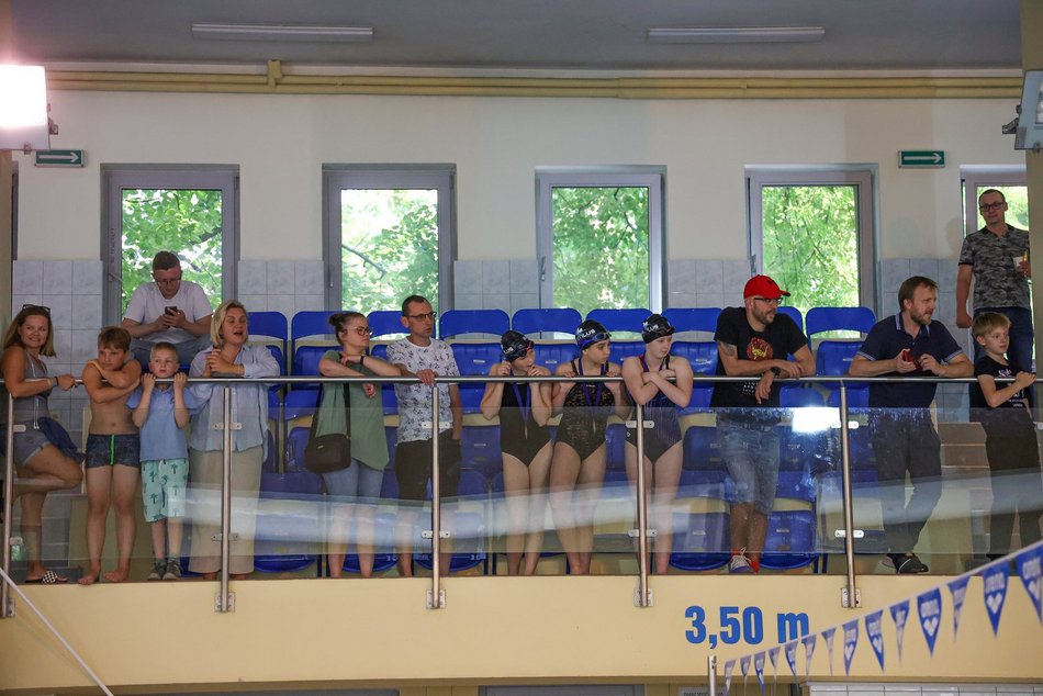 Zawody pływackie zorganizowane przez Międzyszkolny Klub Sportowy „Trójka”