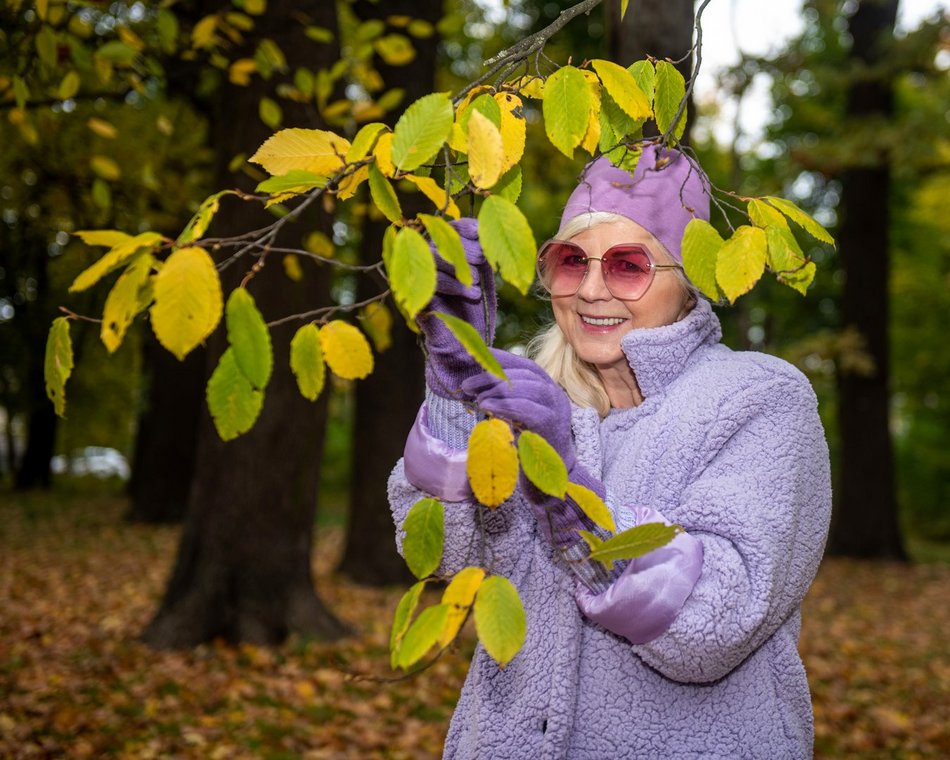 staruszka na tle natury