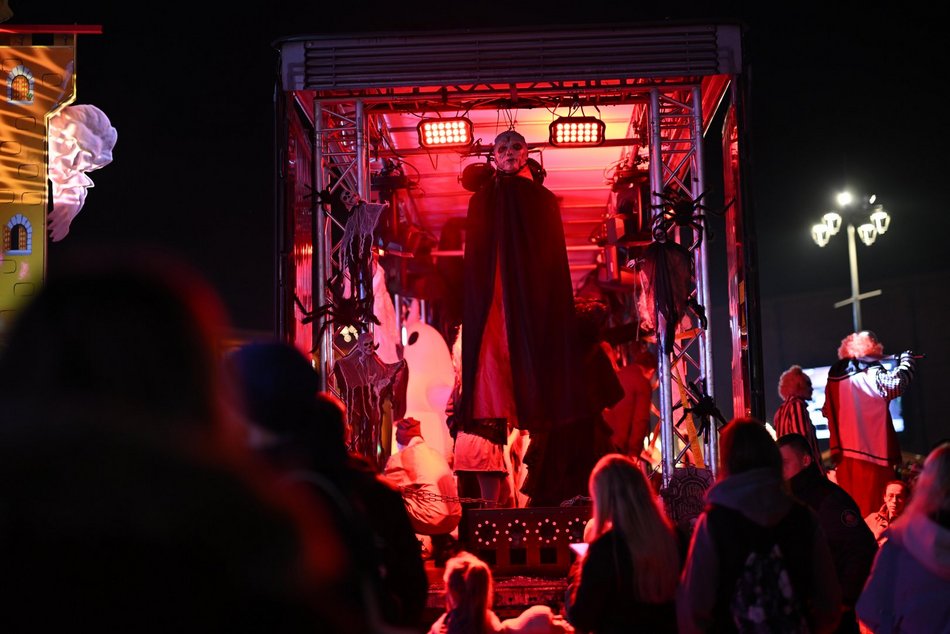 Łódź. Halloweenowa parada przeszła Piotrkowską w Łodzi. Tłumy duchów, czarownic i zombie!