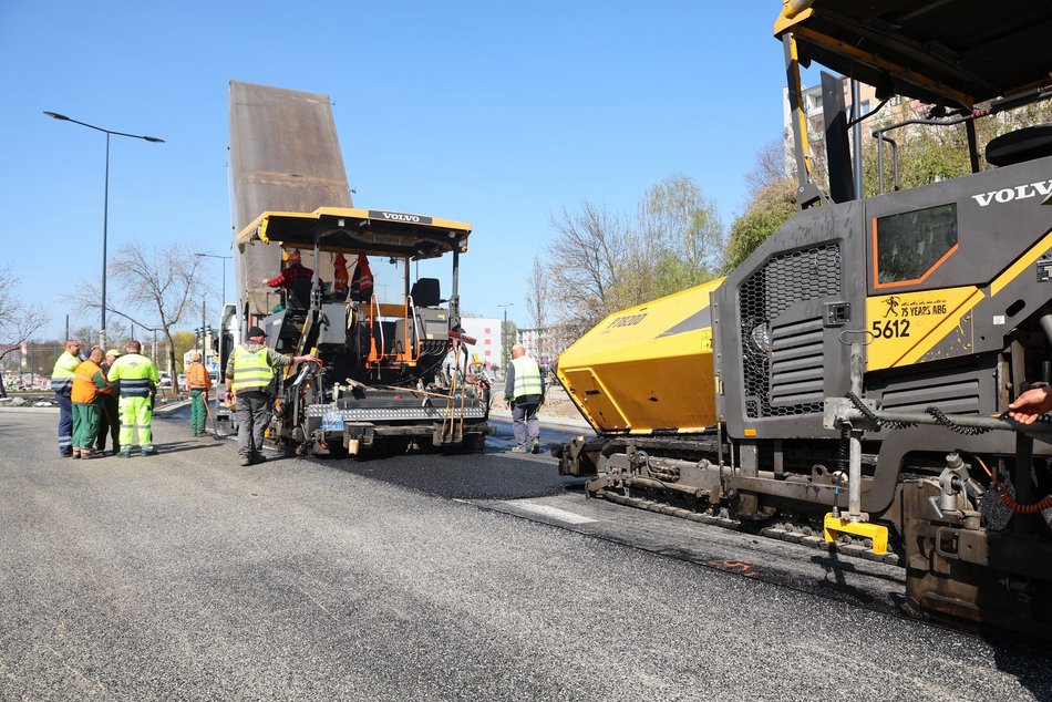 Łódź. Leją asfalt na Rondzie Broniewskiego w Łodzi! Remont Śmigłego-Rydza i Niższej zbliża się do końca!