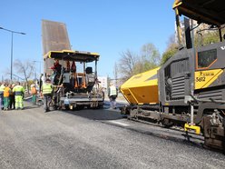 Łódź. Leją asfalt na Rondzie Broniewskiego w Łodzi! Remont Śmigłego-Rydza i Niższej zbliża się do końca!