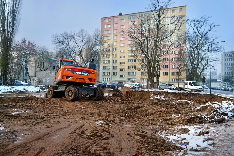 Łódź. Nowe mieszkania miejskie na Bałutach w Łodzi Młynarska 20 koparki i budowa