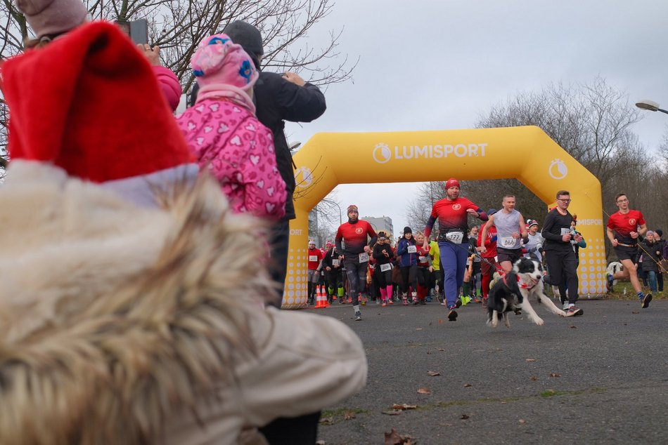 Łódź. Świąteczny bieg w parku Baden-Powella w Łodzi. Wspaniała atmosfera z nutą rywalizacji
