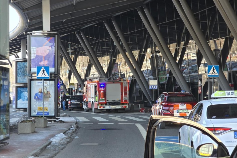 Ewakuacja na lotnisku w Łodzi! Tajemniczy pakunek zostawiony w hali głównej terminala