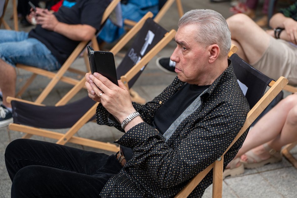 Granie w bramie w Łodzi. Kameralny koncert zespołu Superhive za nami!