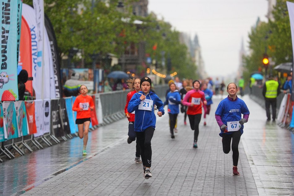 Mini Bieg Ulicą Piotrkowską w Łodzi w deszczu. To nie zepsuło jednak imprezy