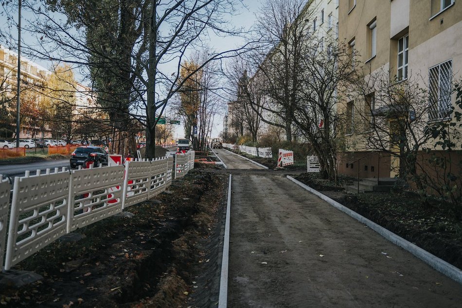 Remont Uniwersyteckiej w Łodzi nie zwalnia tempa. Budują chodniki i parkingi