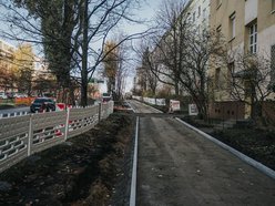 Remont Uniwersyteckiej w Łodzi nie zwalnia tempa. Budują chodniki i parkingi